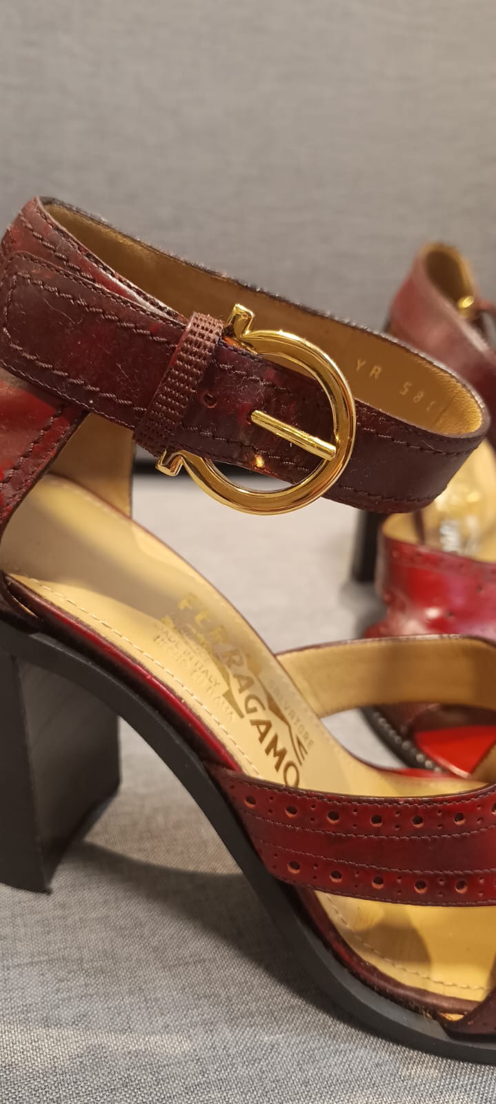 Sandália Salvatore Ferragamo Naula em couro bordô