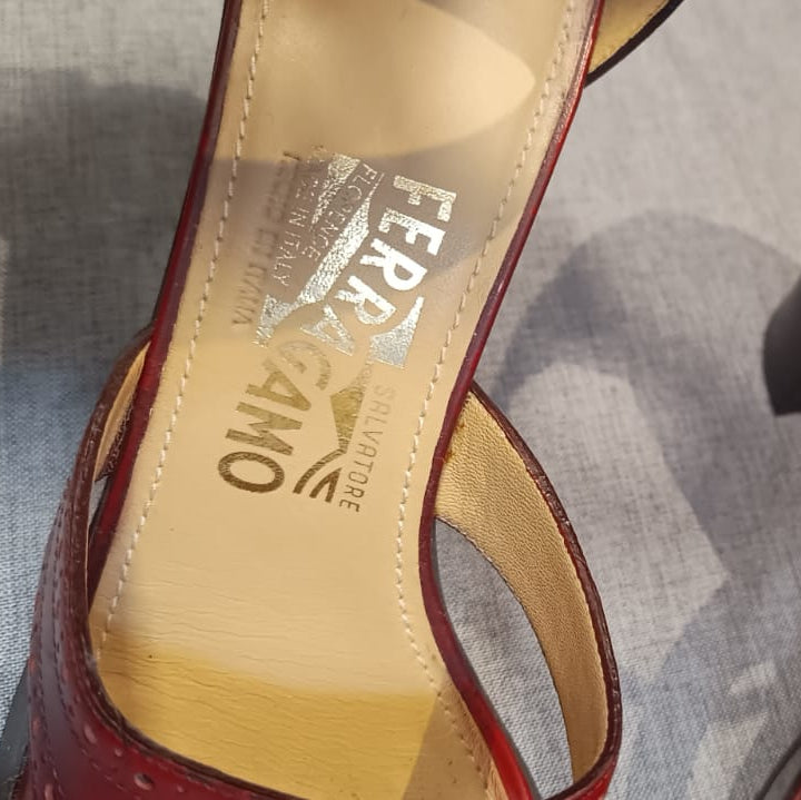 Sandália Salvatore Ferragamo Naula em couro bordô