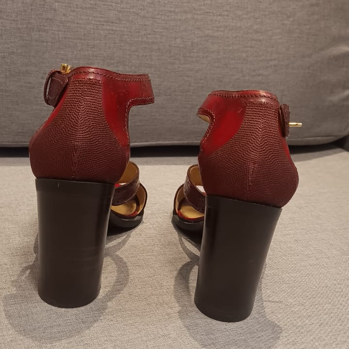 Sandália Salvatore Ferragamo Naula em couro bordô