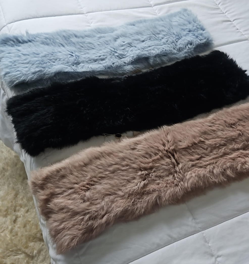 Gola Madre Reina em pele de coelho azul claro