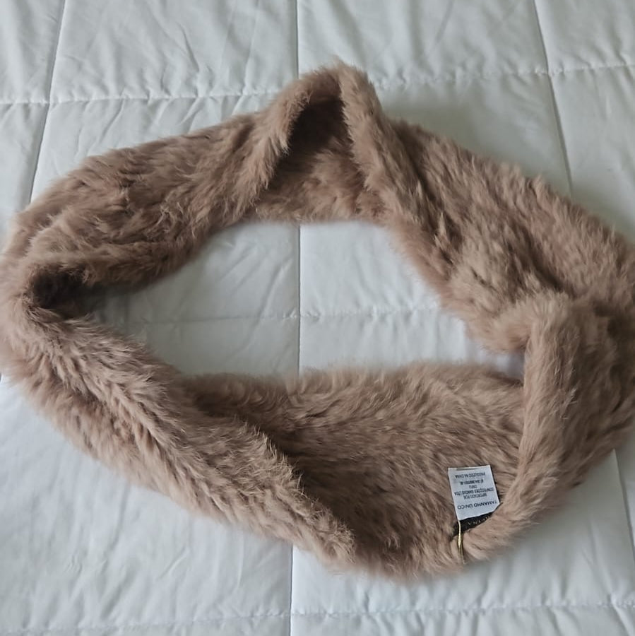 Gola Madre Reina em pele de coelho azul claro