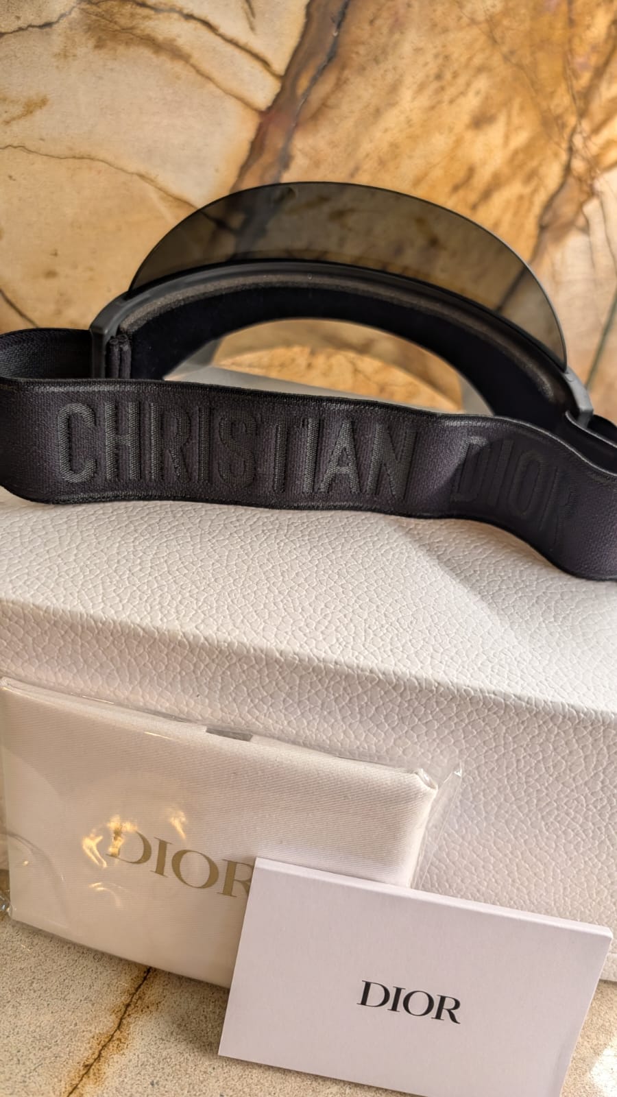 Viseira Christian Dior Paris,  Elegância, Proteção e Exclusividade