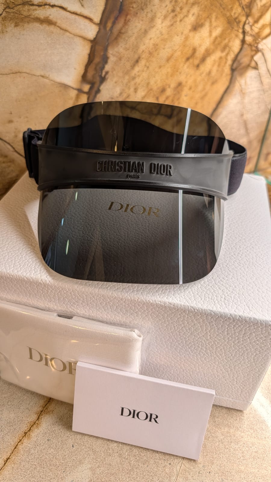 Viseira Christian Dior Paris,  Elegância, Proteção e Exclusividade