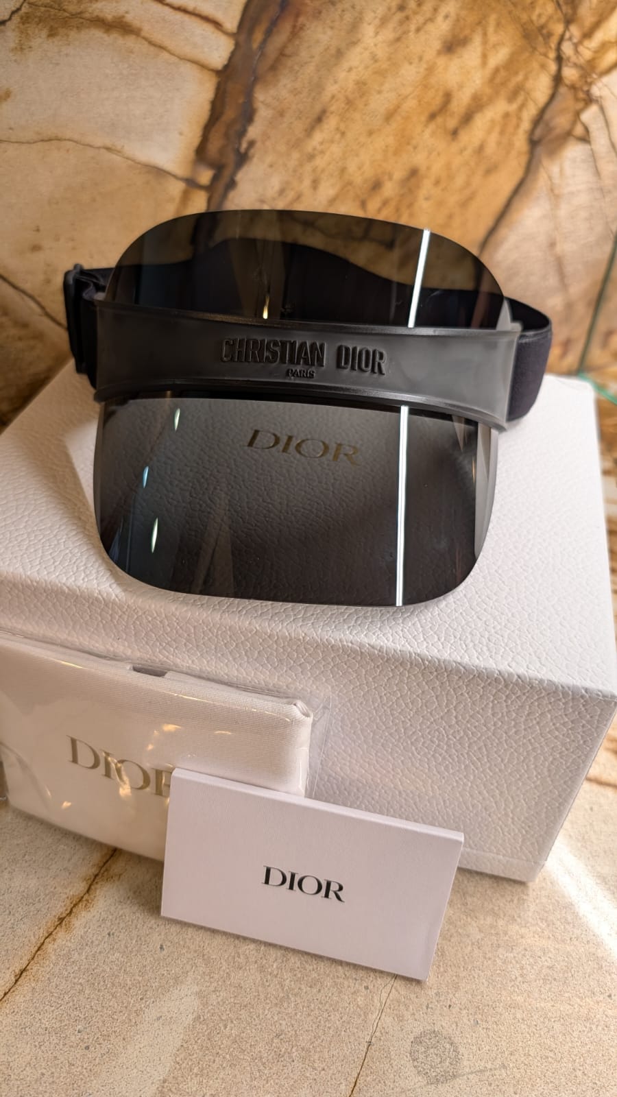 Viseira Christian Dior Paris,  Elegância, Proteção e Exclusividade