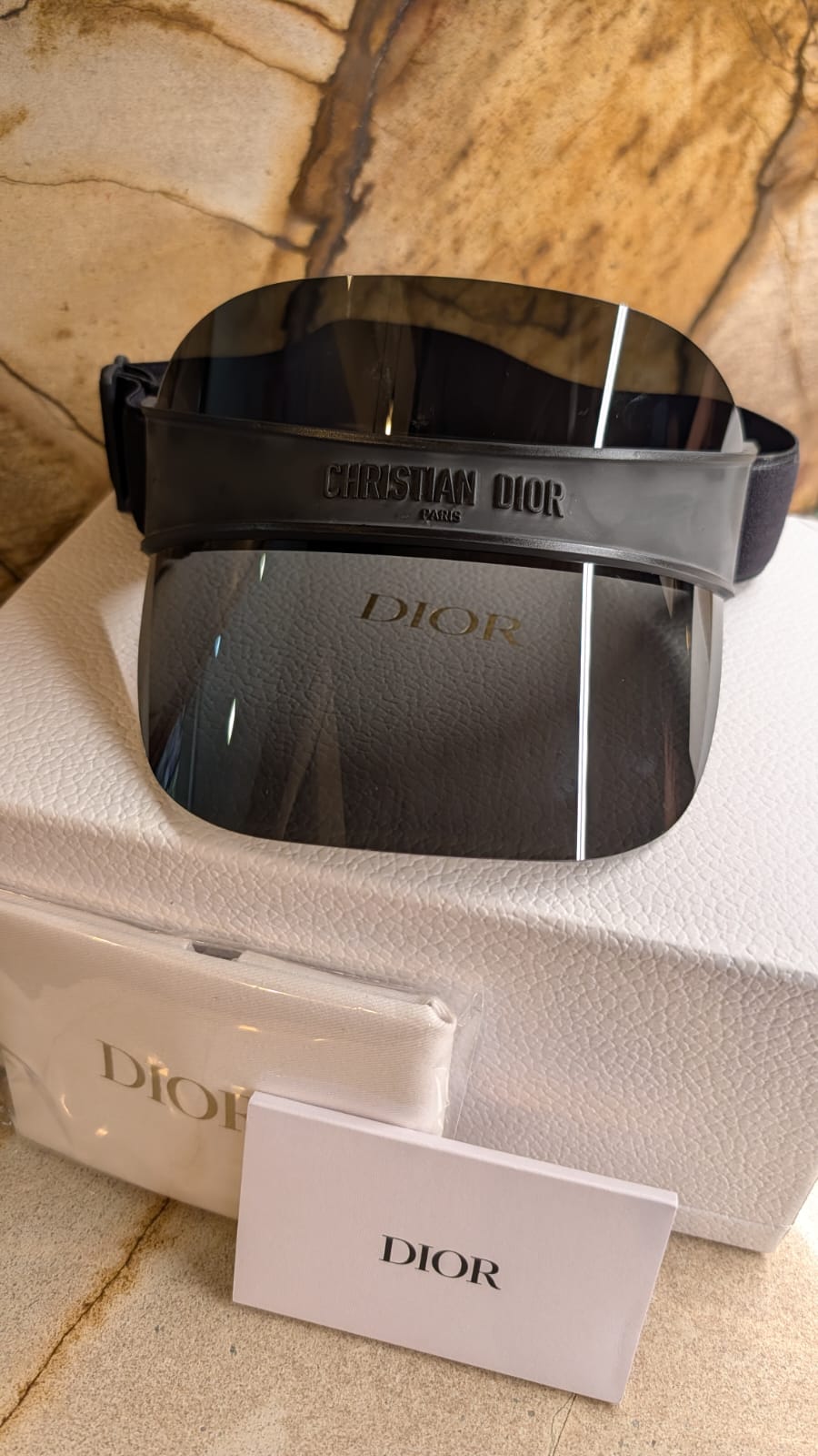 Viseira Christian Dior Paris,  Elegância, Proteção e Exclusividade