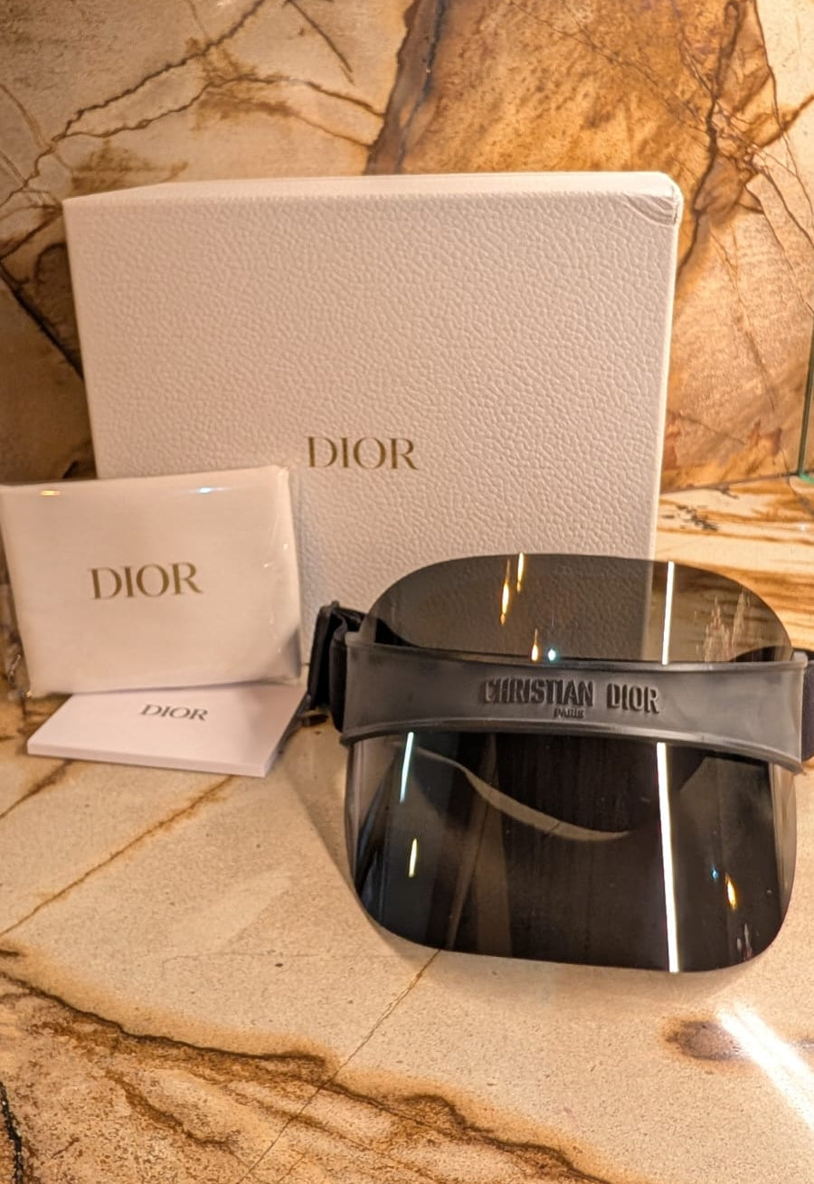 Viseira Christian Dior Paris,  Elegância, Proteção e Exclusividade