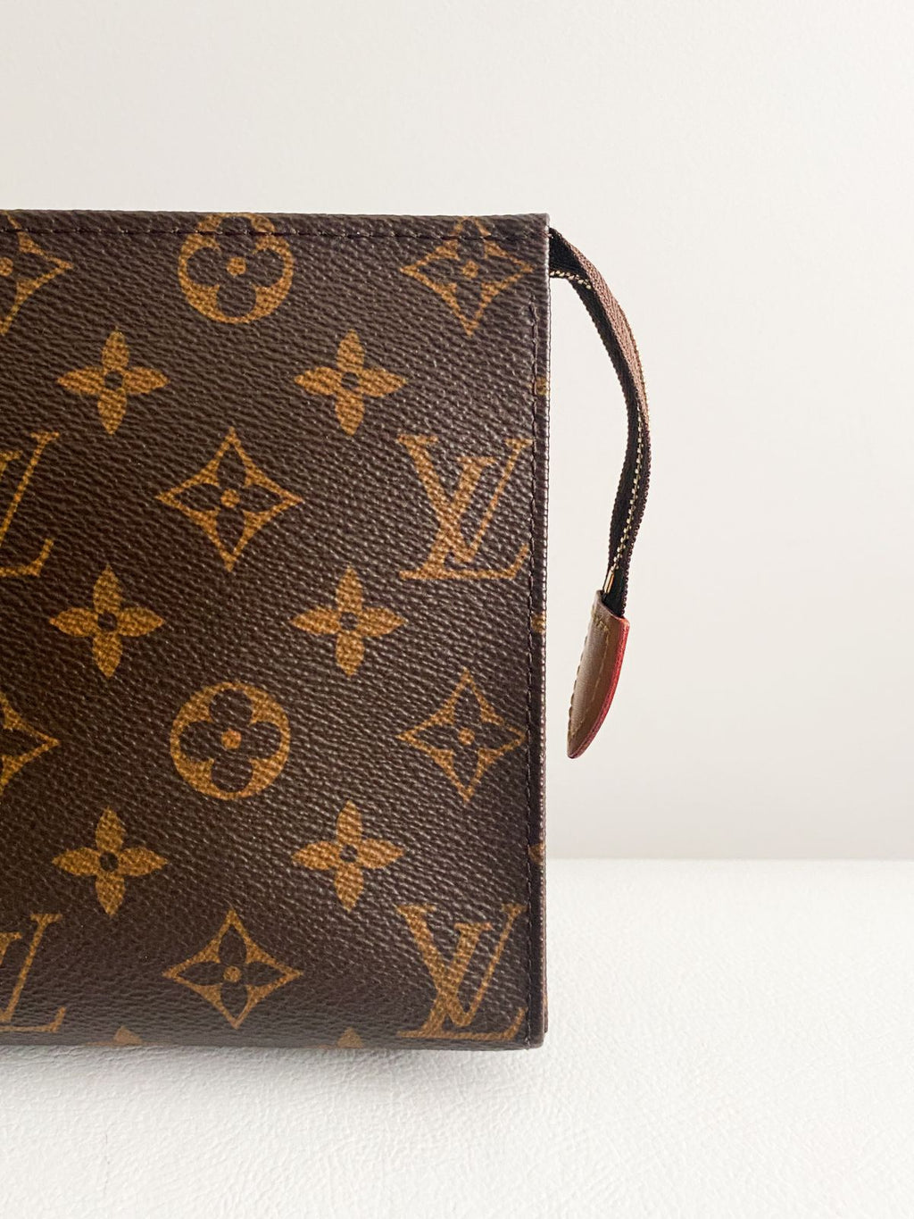 Clutch Louis Vuitton Toiletry Pouch - LUXO INTELIGENTE