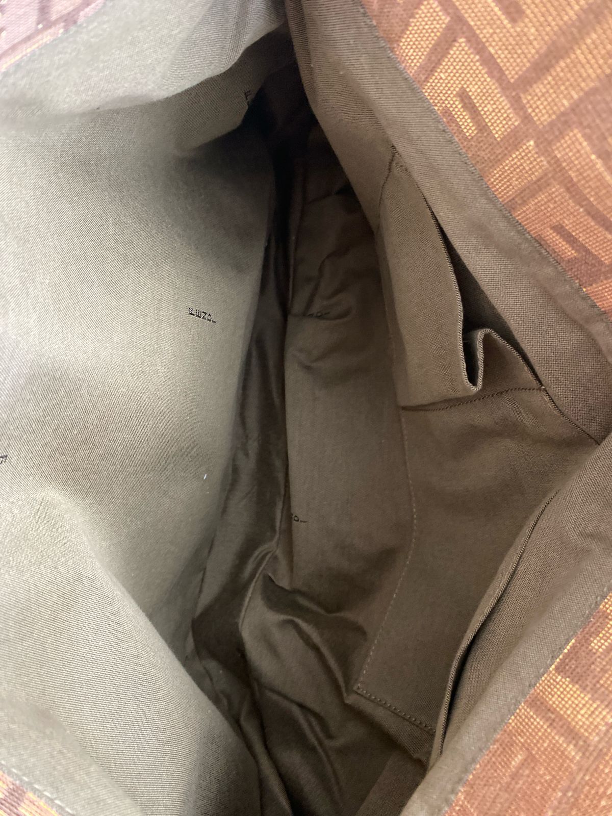 Bolsa Fendi Zucca Tote Holográfica - LUXO INTELIGENTE